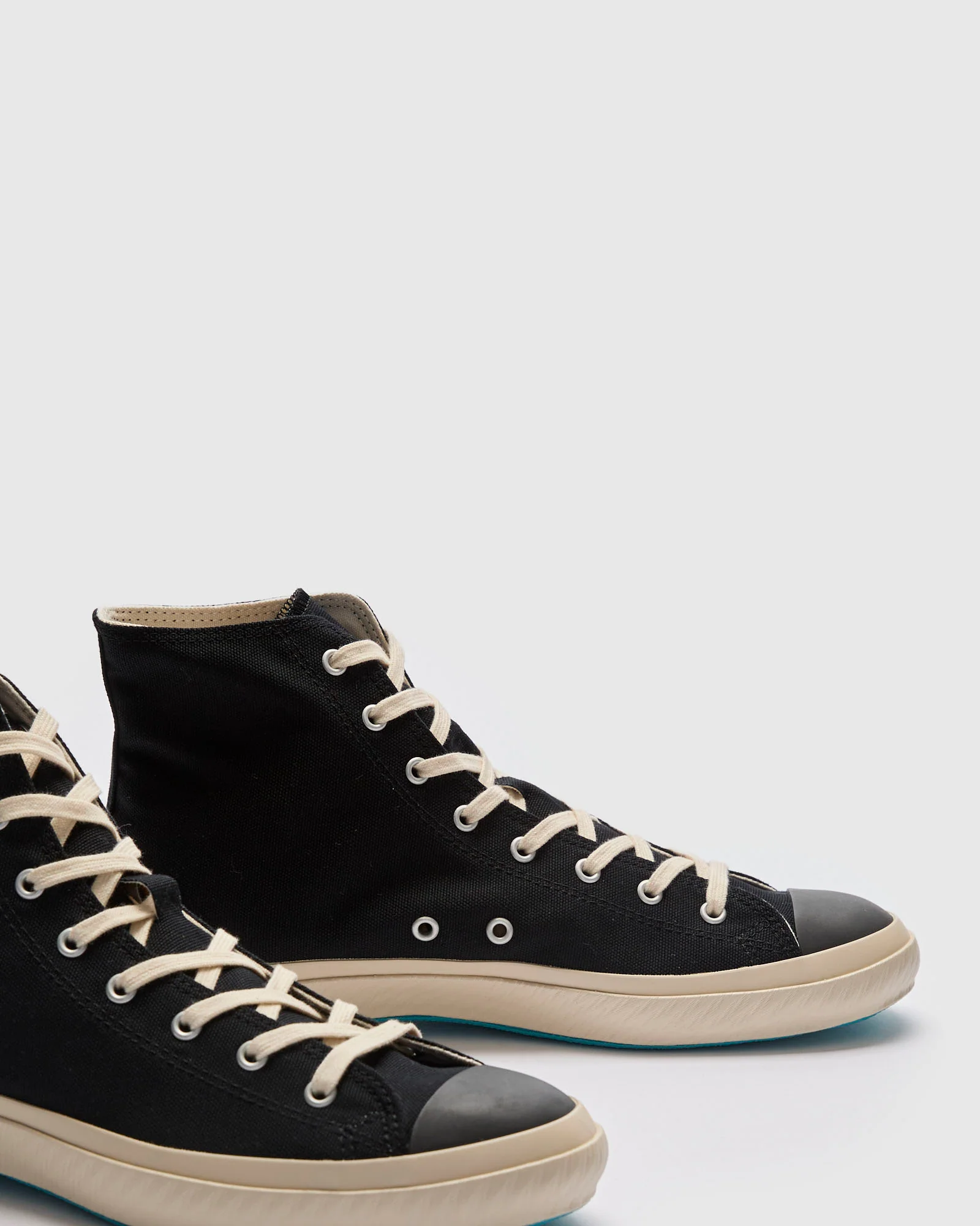 01JP High Top Sneaker in Black - Image 4