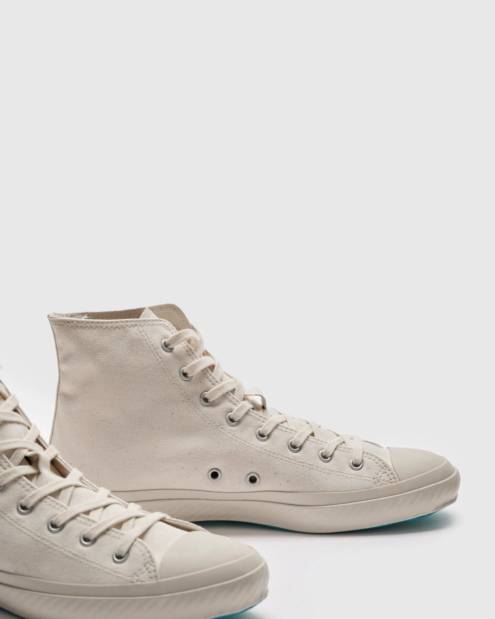 01JP High Top Sneaker in White - Image 4