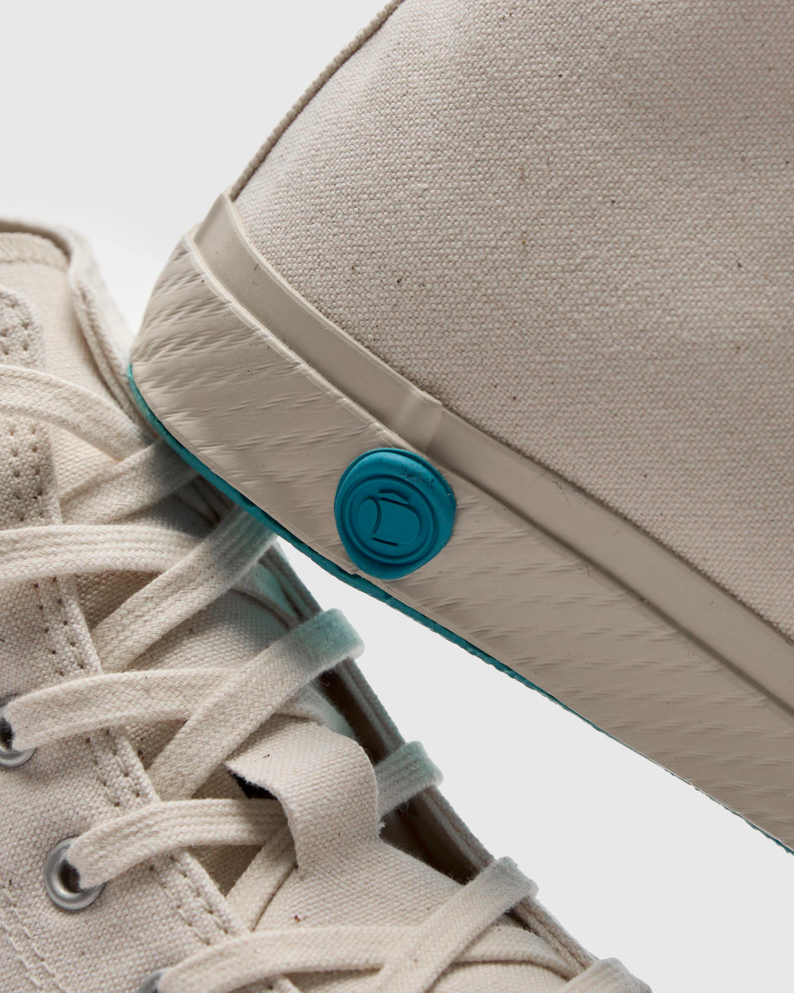 01JP High Top Sneaker in White - Image 9