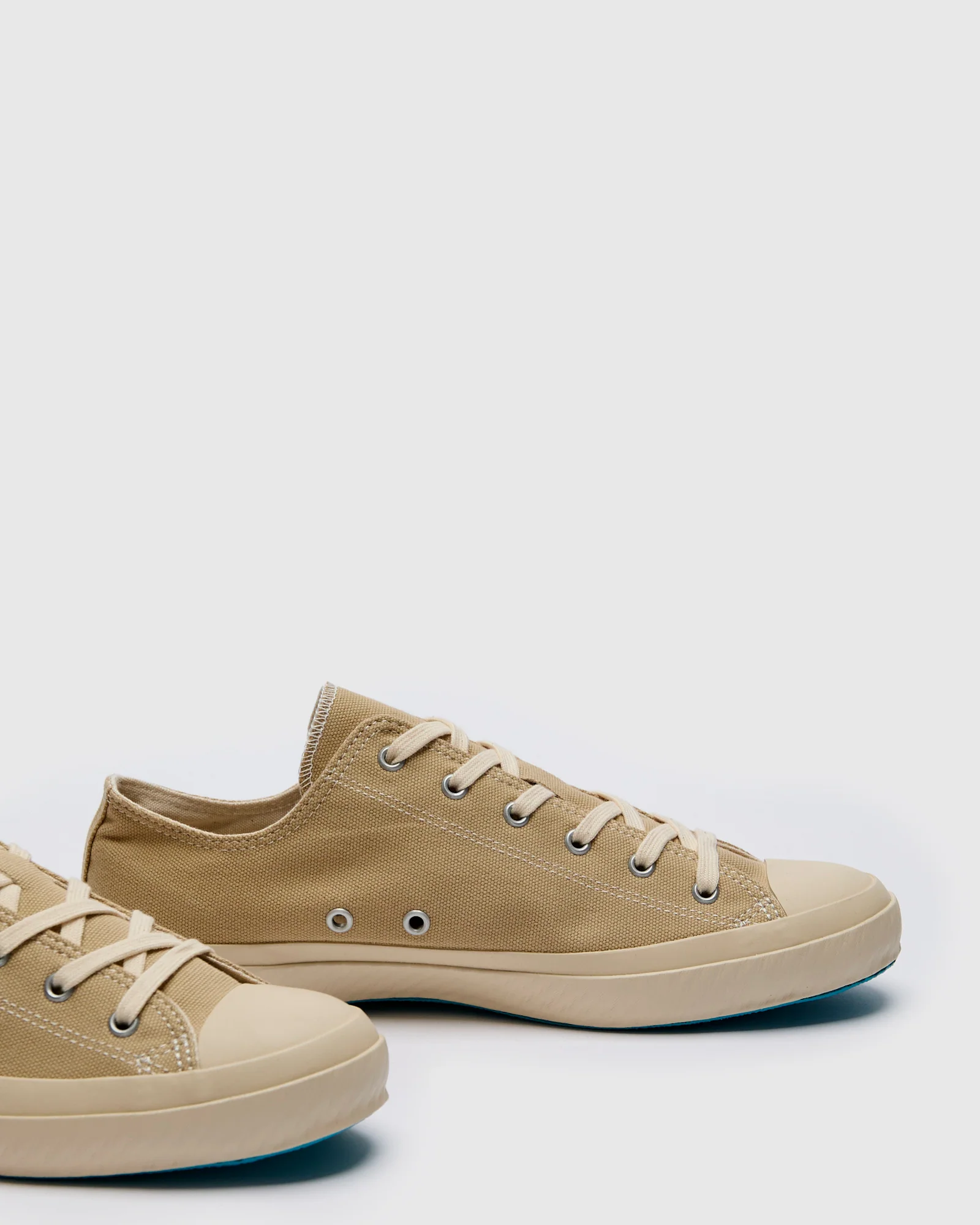 01JP Low Top Sneaker in Beige - Image 4