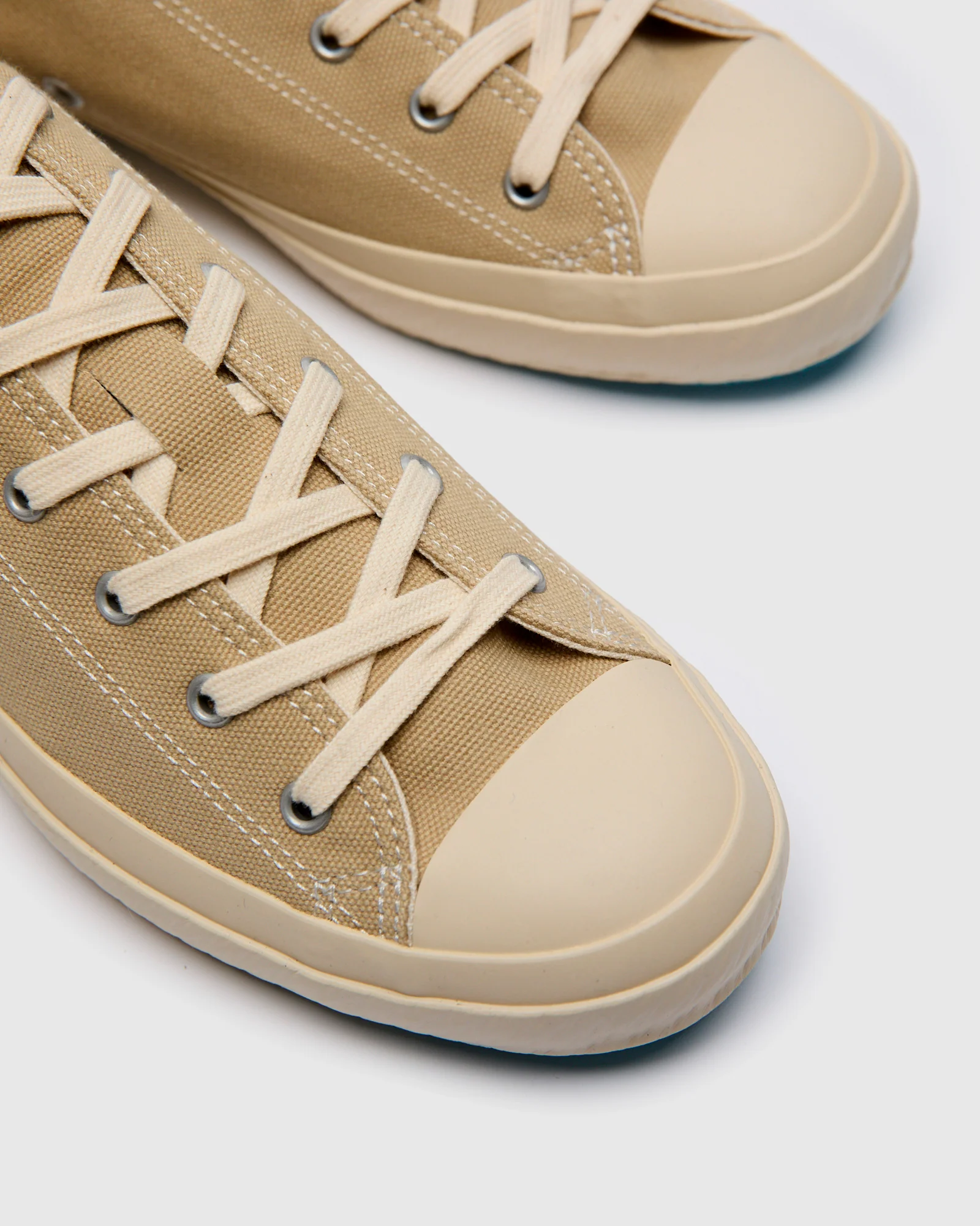01JP Low Top Sneaker in Beige - Image 7