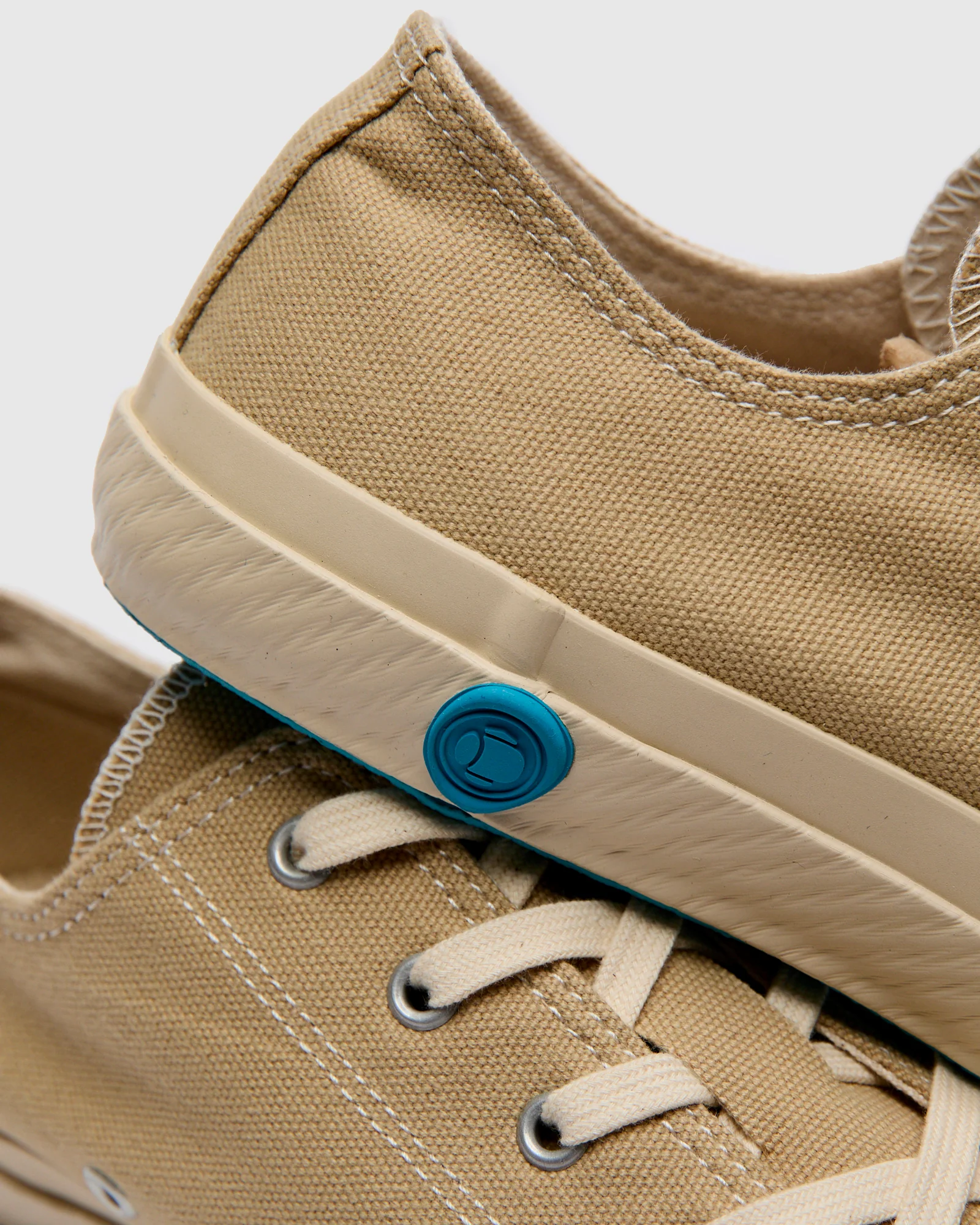 01JP Low Top Sneaker in Beige - Image 9