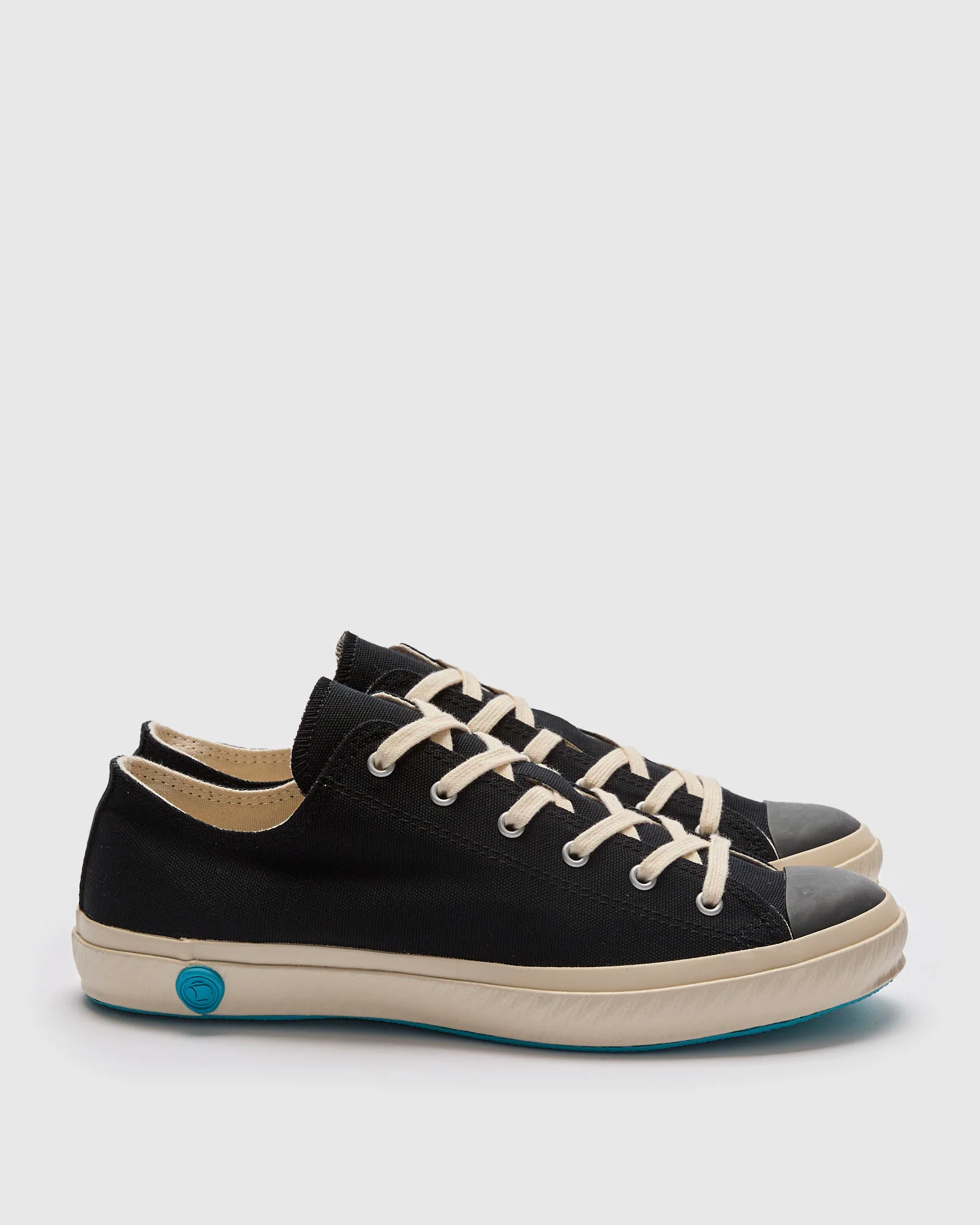 01JP Low Top Sneaker in Black - Image 3