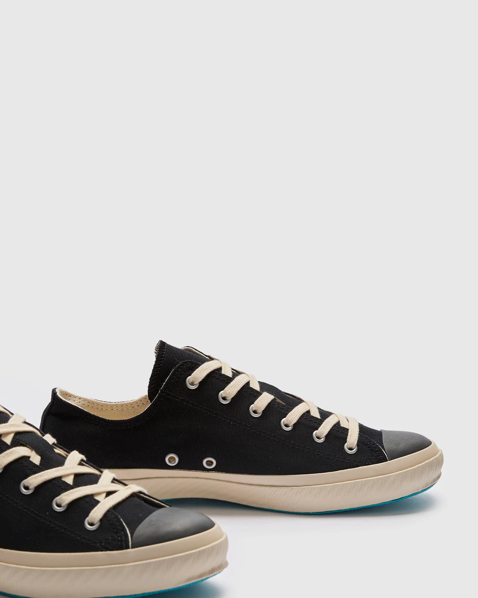 01JP Low Top Sneaker in Black - Image 4