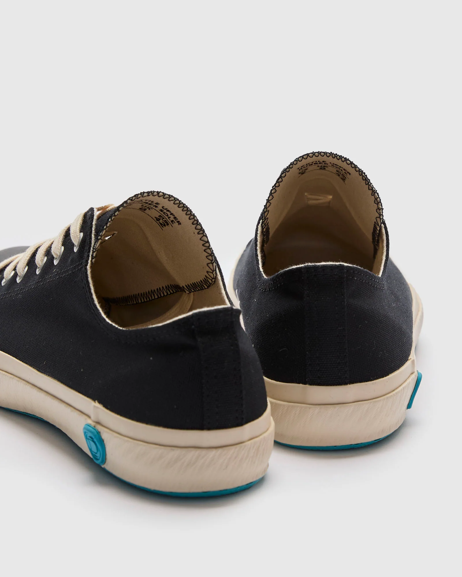 01JP Low Top Sneaker in Black - Image 5