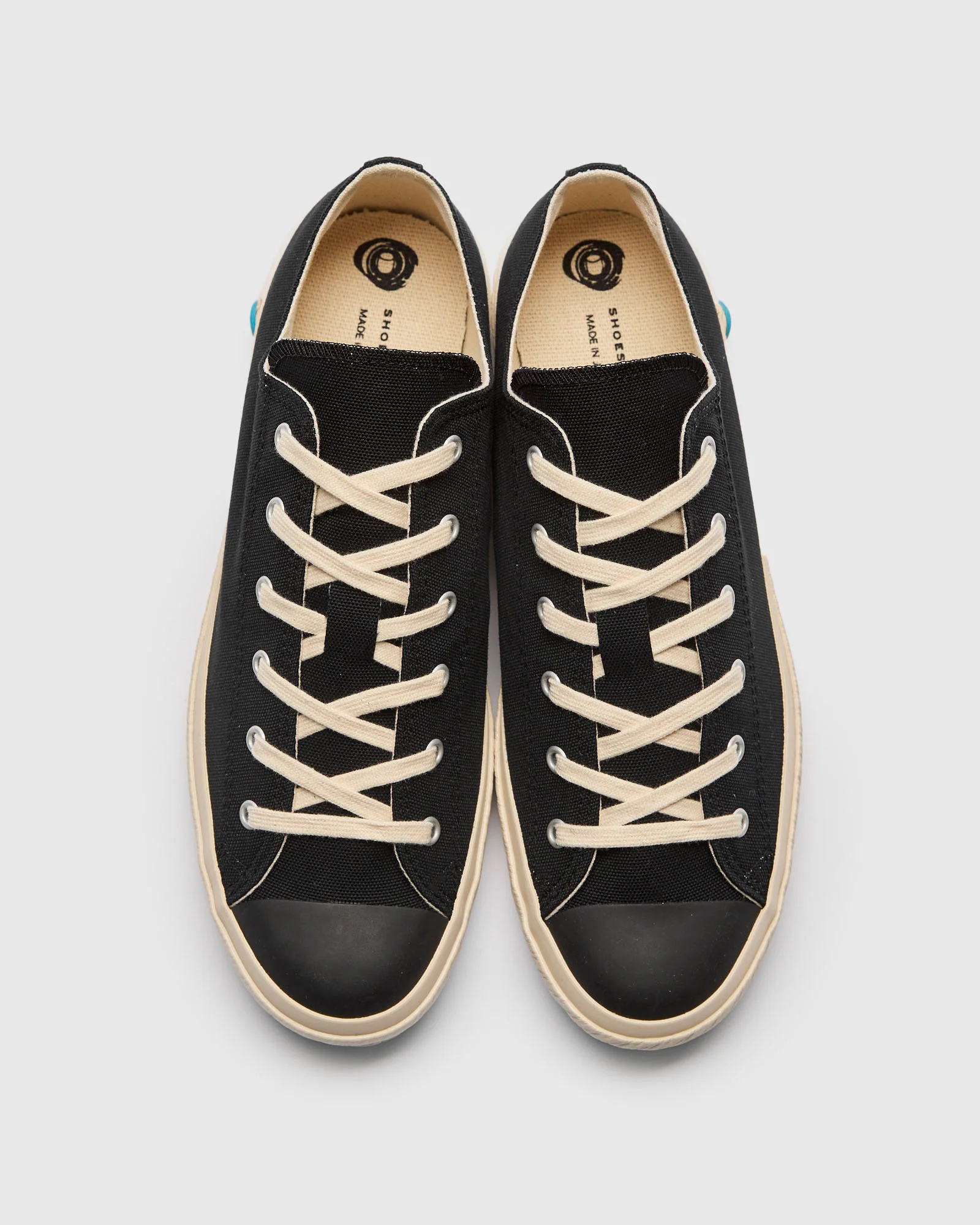 01JP Low Top Sneaker in Black - Image 6