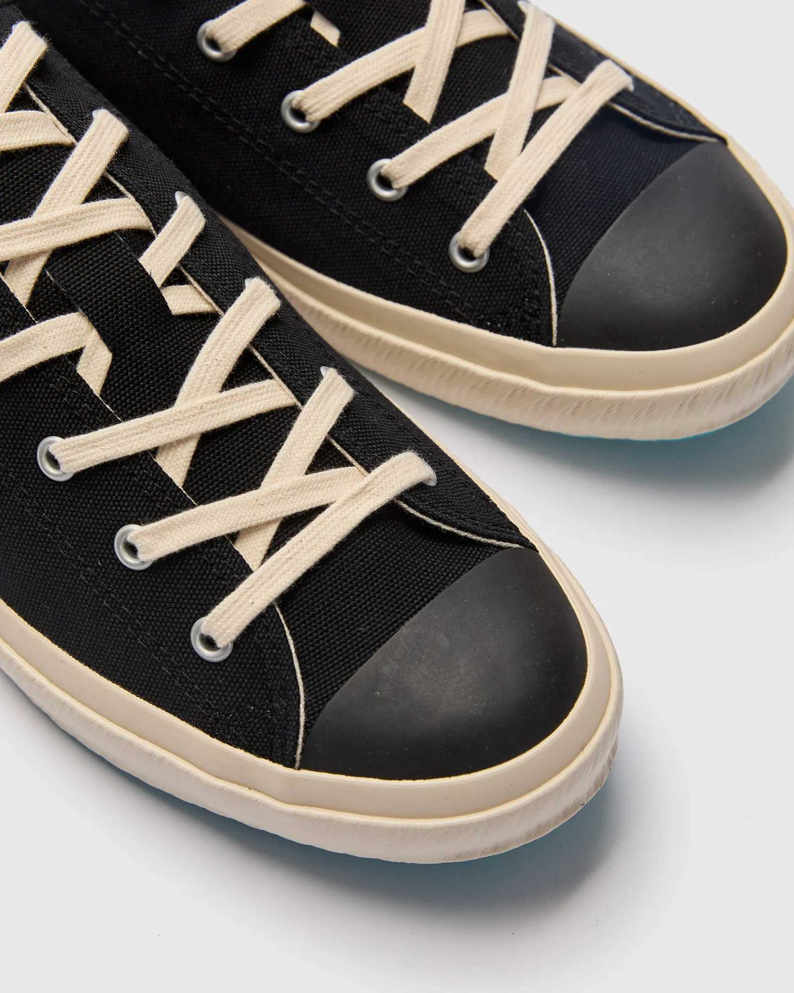 01JP Low Top Sneaker in Black - Image 7