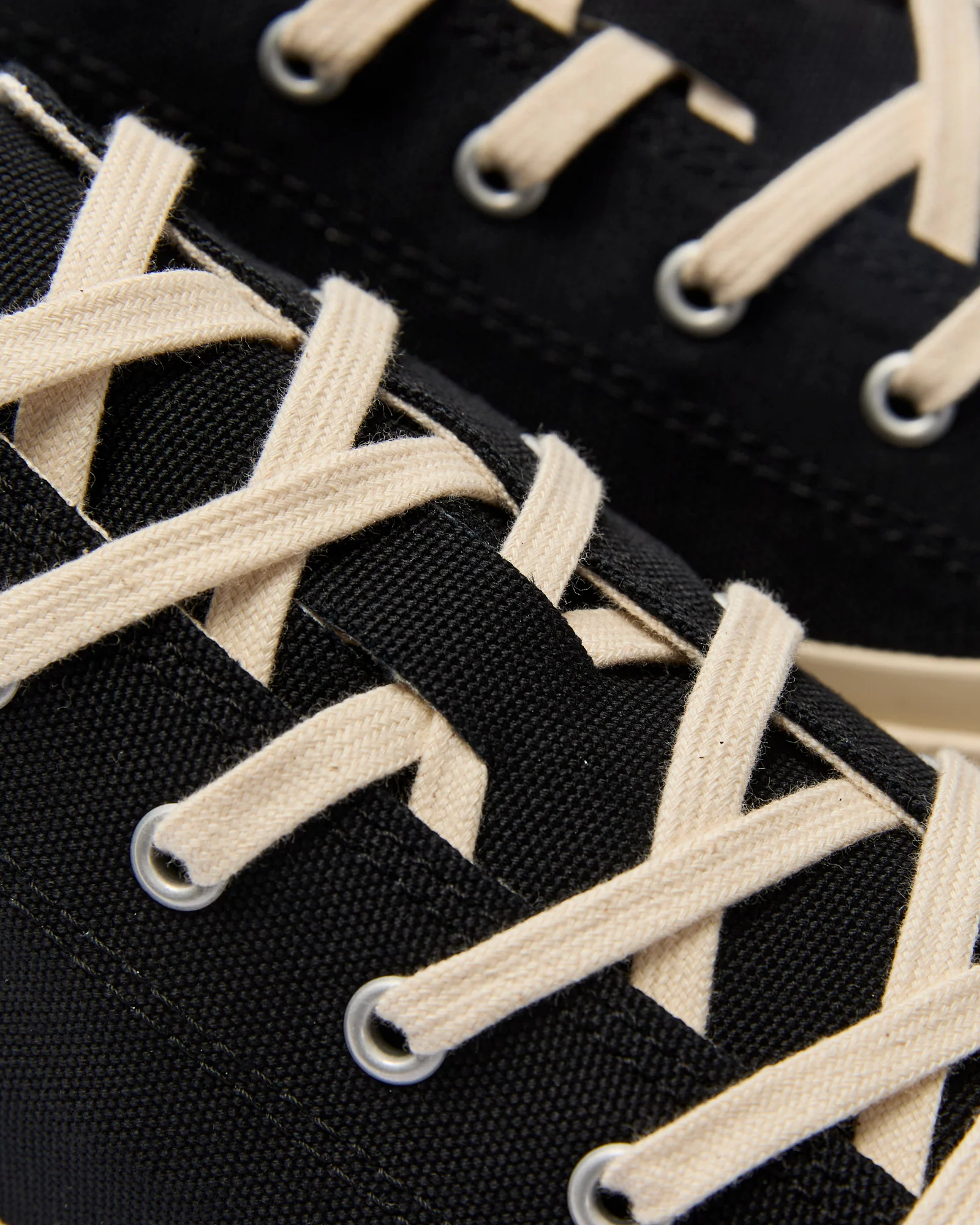 01JP Low Top Sneaker in Black - Image 8