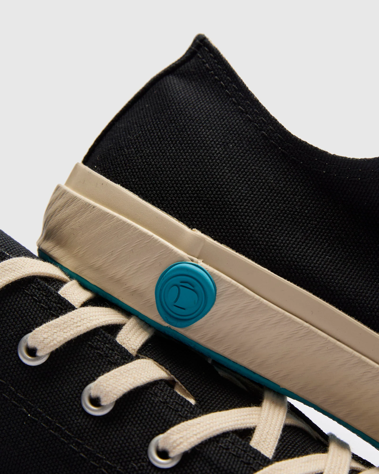 01JP Low Top Sneaker in Black - Image 9