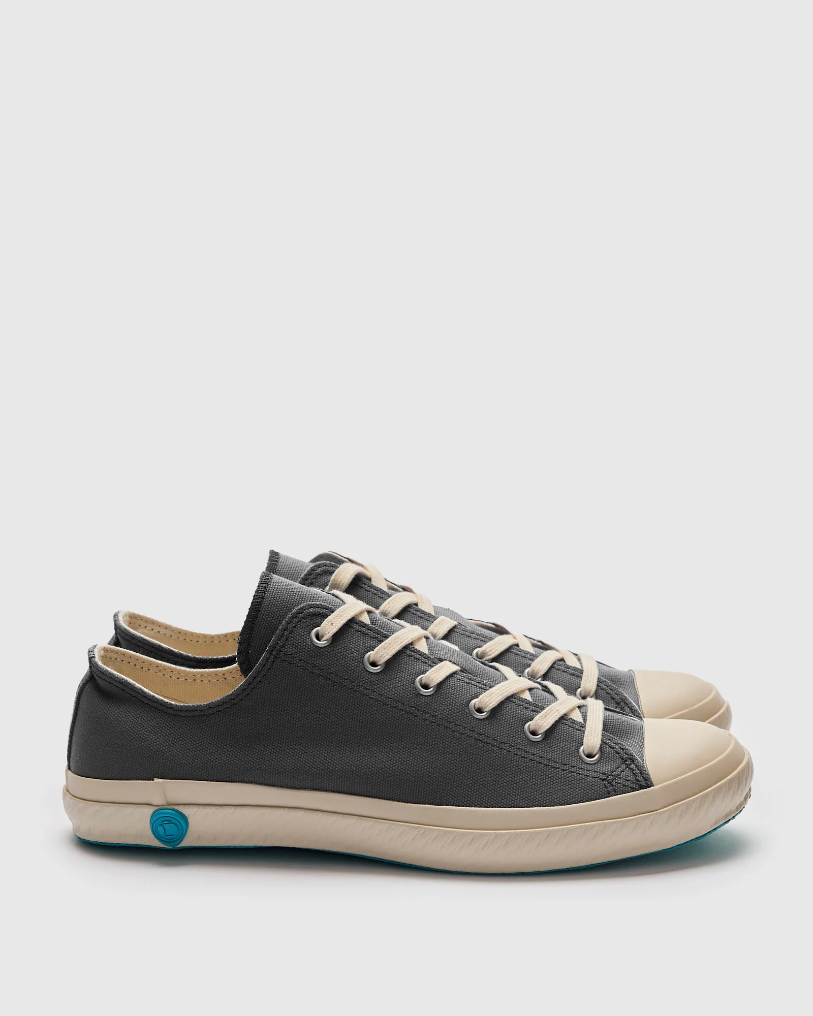 01JP Low Top Sneaker in Grey - Image 3