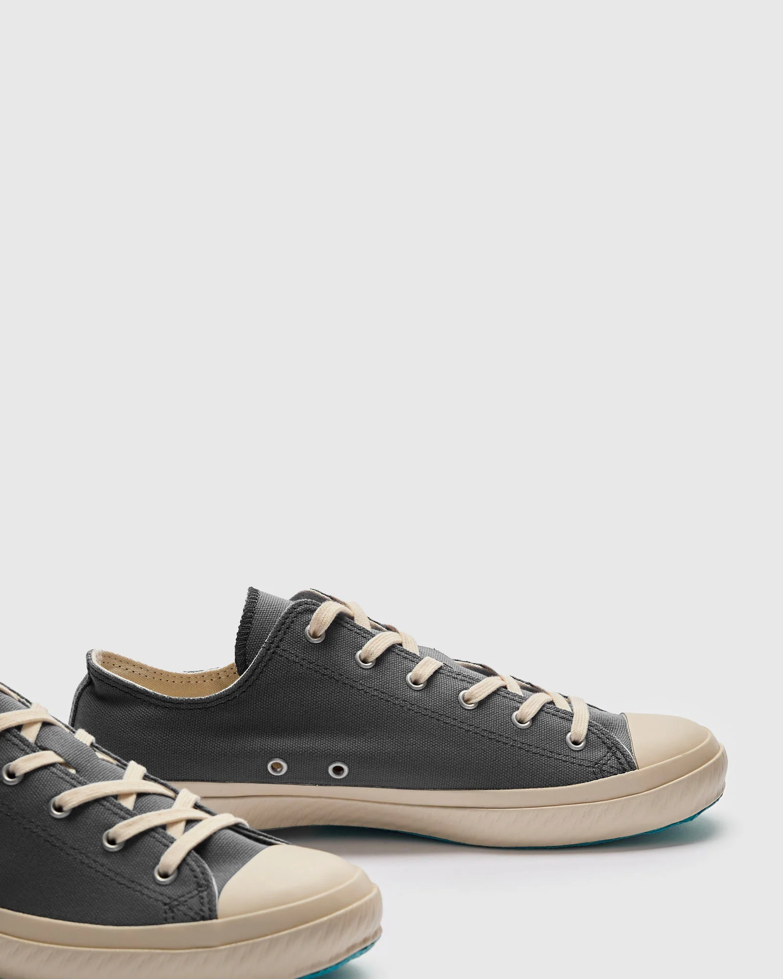 01JP Low Top Sneaker in Grey - Image 4