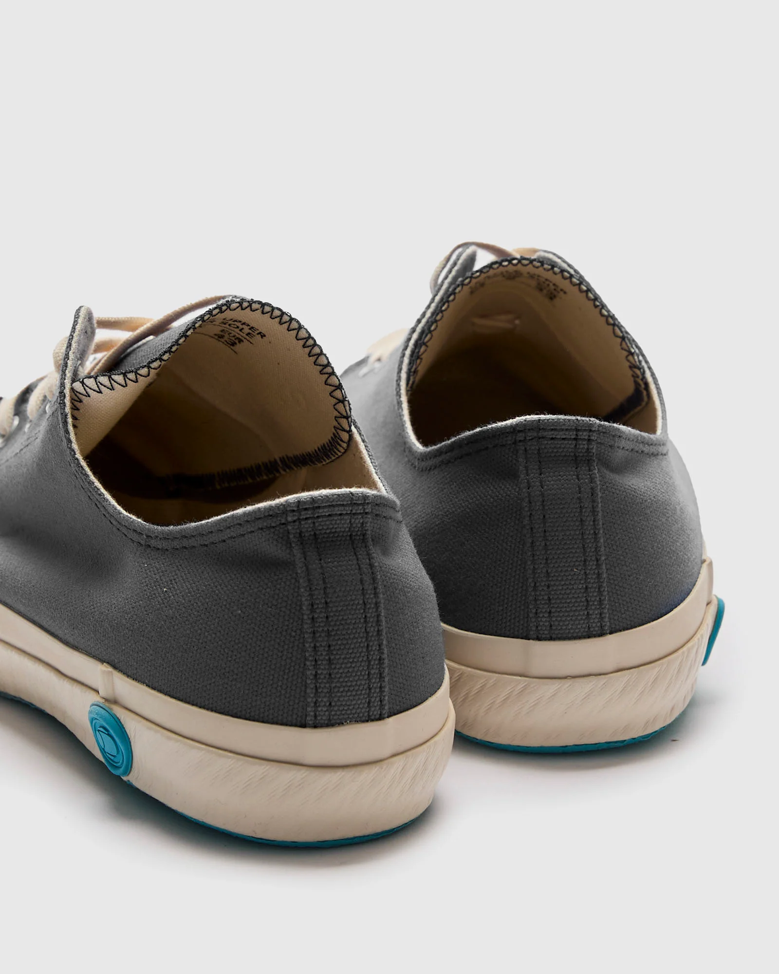01JP Low Top Sneaker in Grey - Image 5