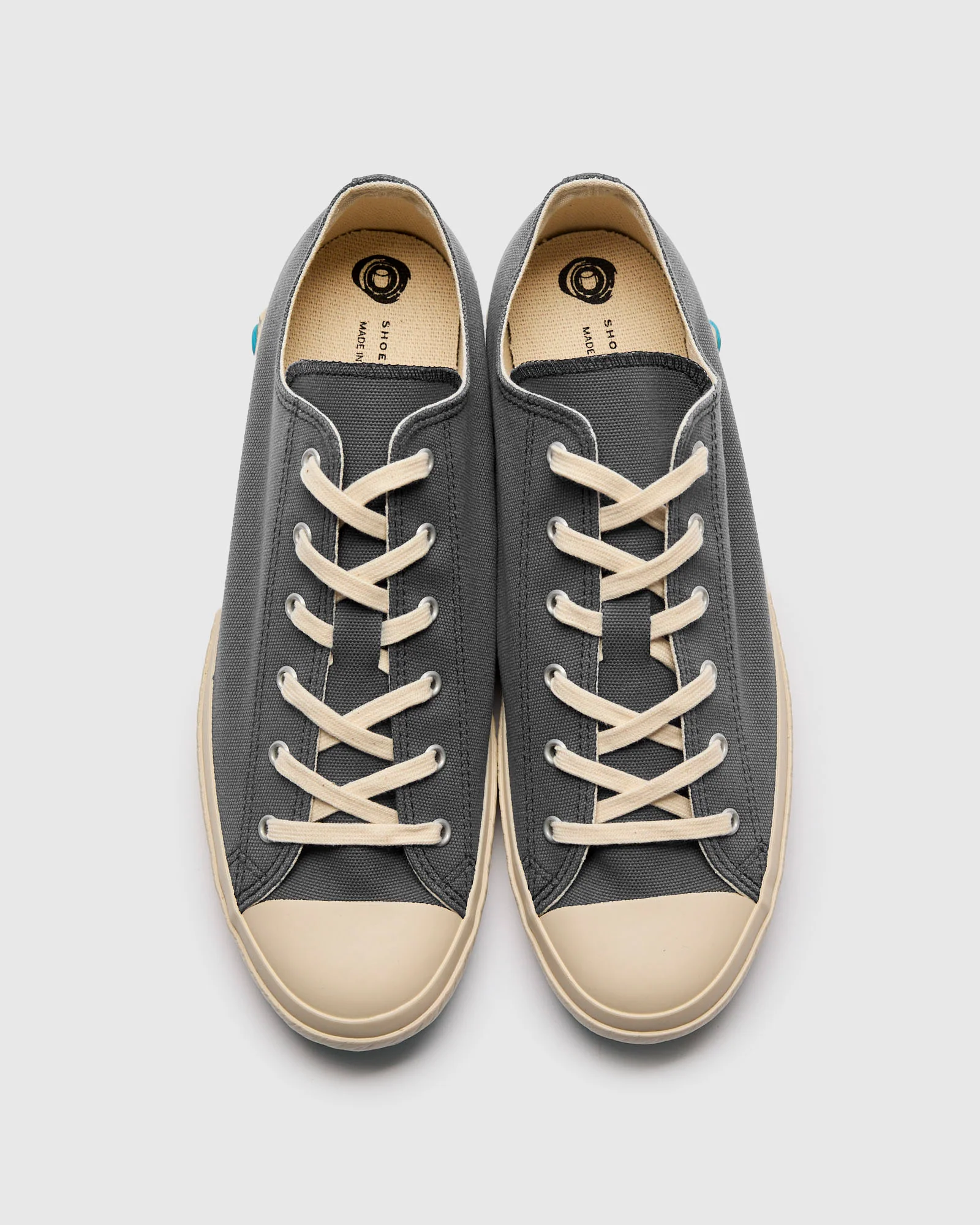 01JP Low Top Sneaker in Grey - Image 6