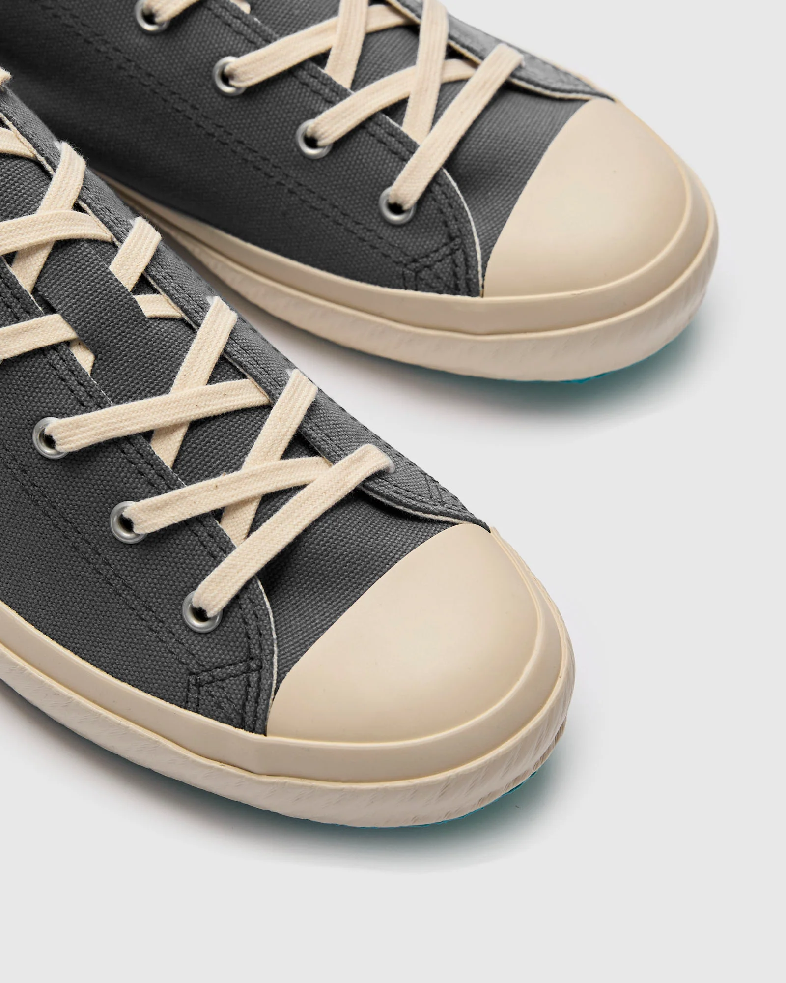 01JP Low Top Sneaker in Grey - Image 7