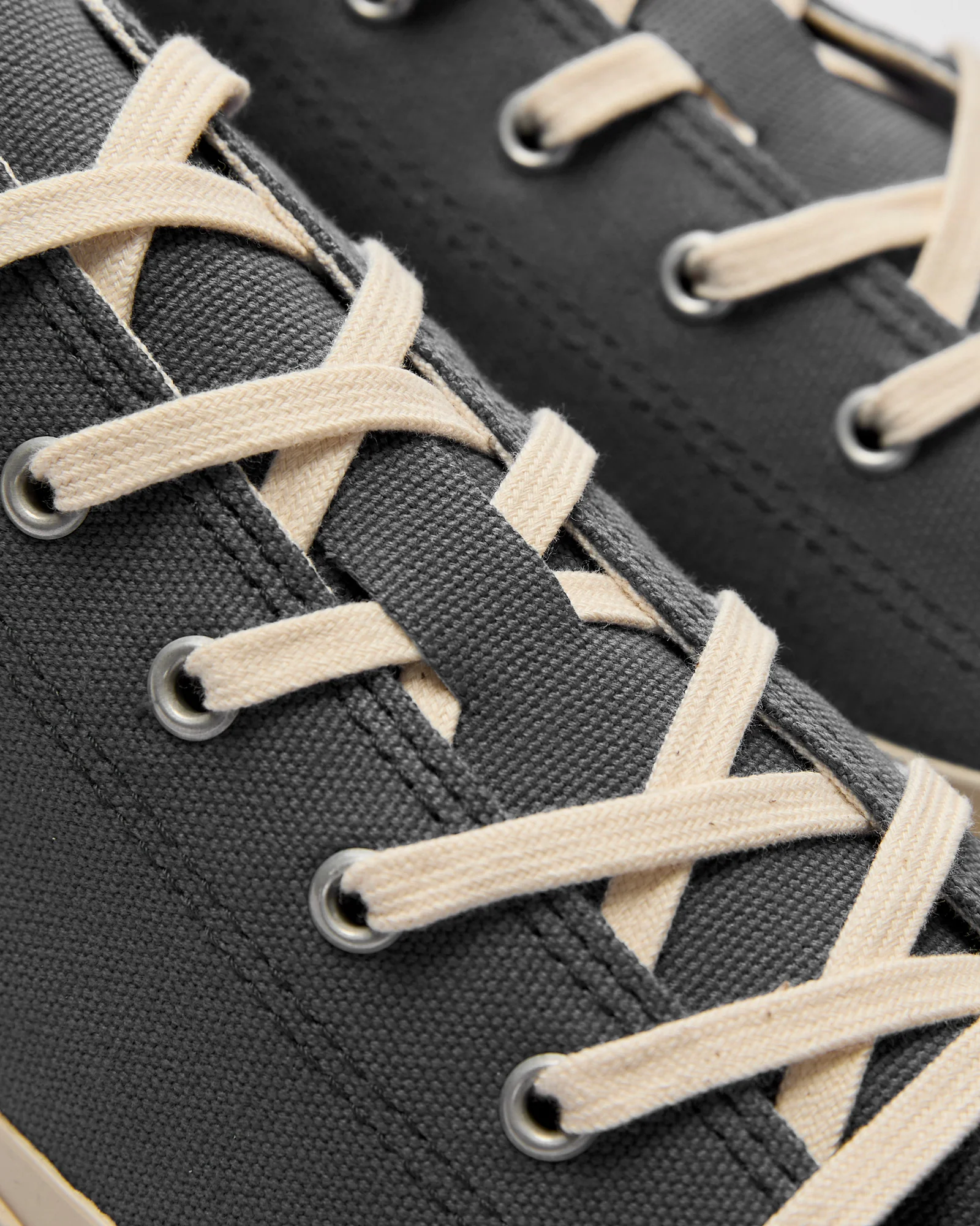 01JP Low Top Sneaker in Grey - Image 8