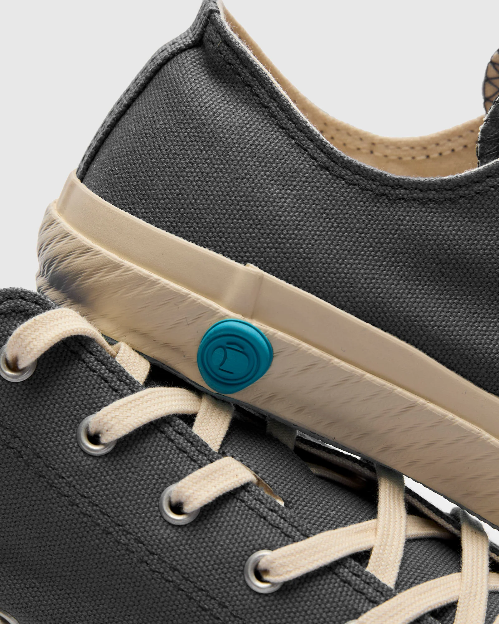 01JP Low Top Sneaker in Grey - Image 9