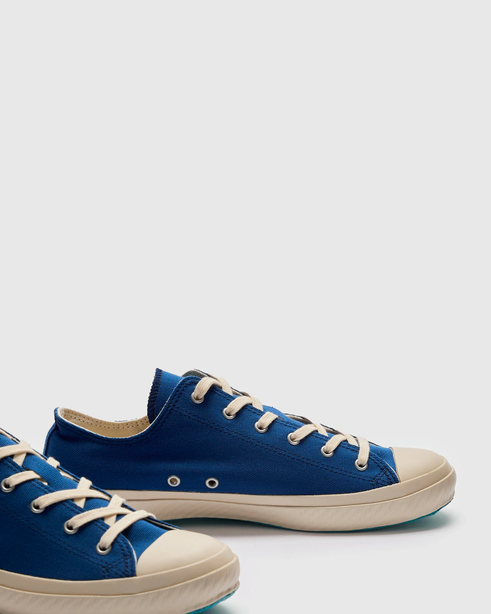 01JP Low Top Sneaker in Indigo - Image 4