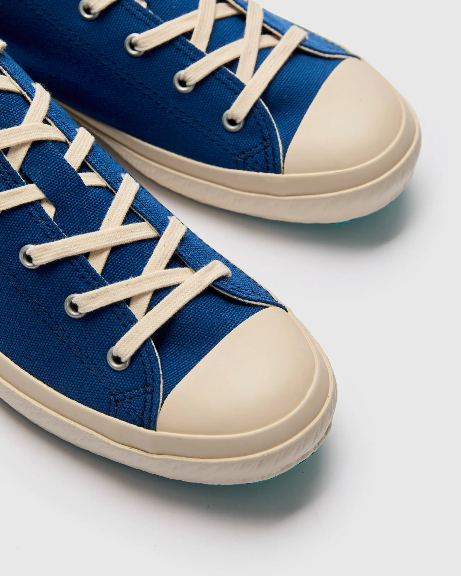 01JP Low Top Sneaker in Indigo - Image 7