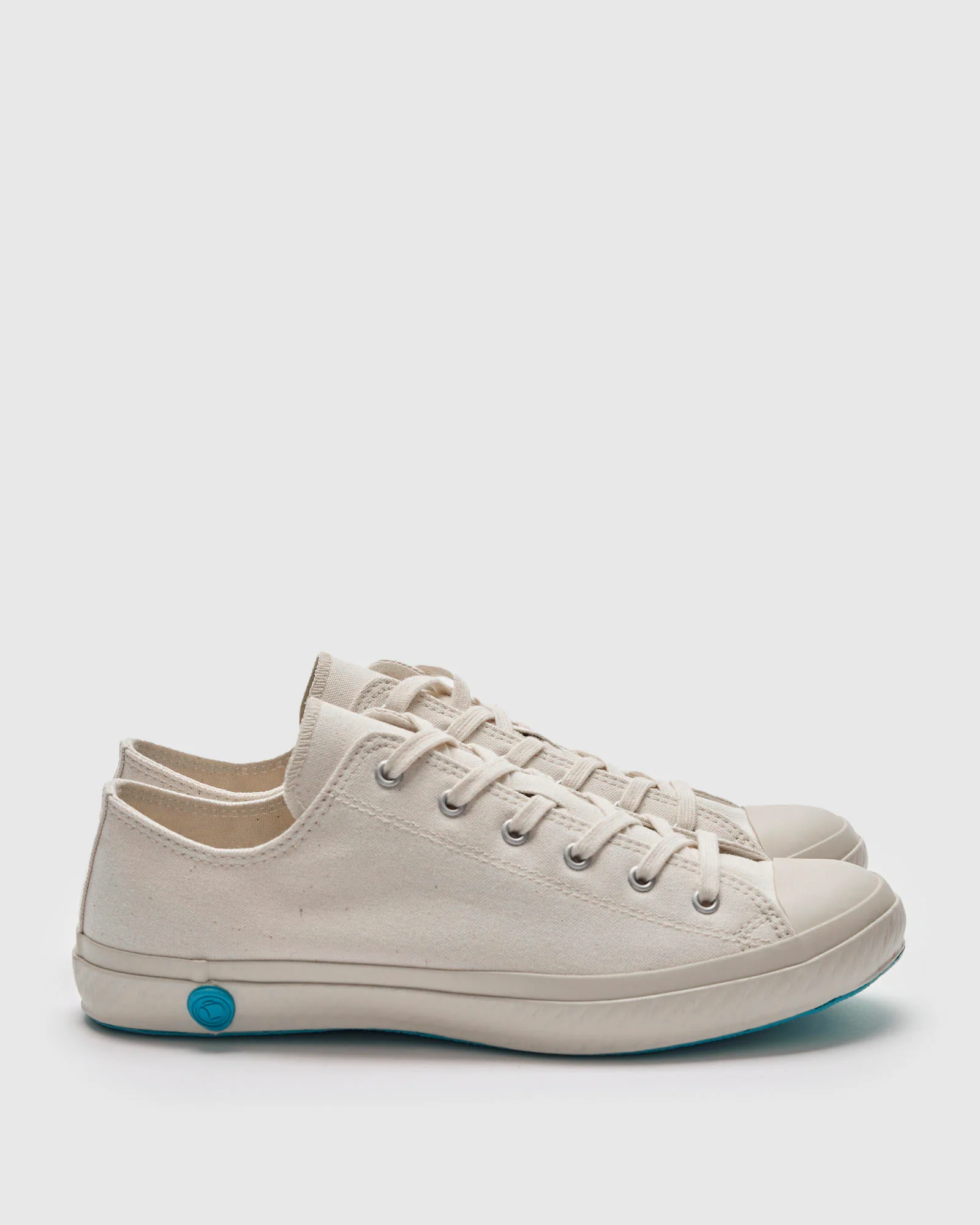 01JP Low Top Sneaker in White - Image 3