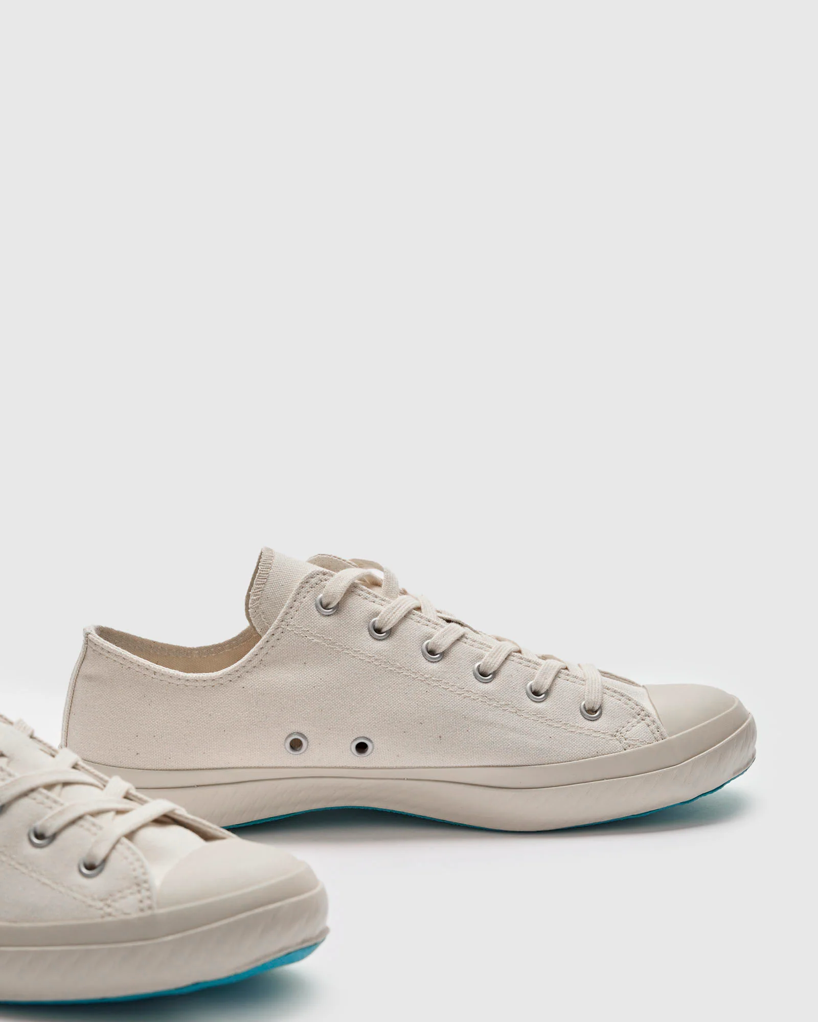 01JP Low Top Sneaker in White - Image 4