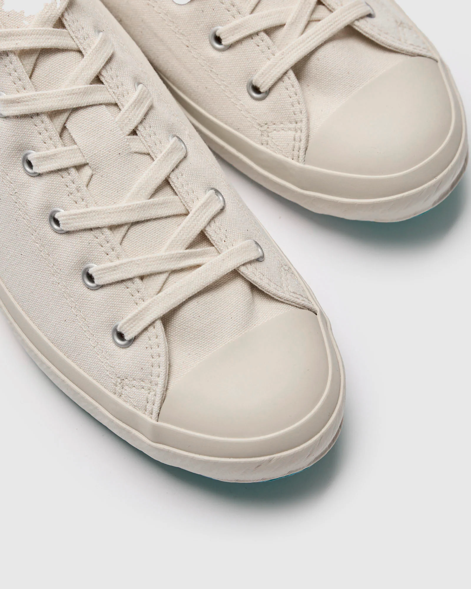 01JP Low Top Sneaker in White - Image 7