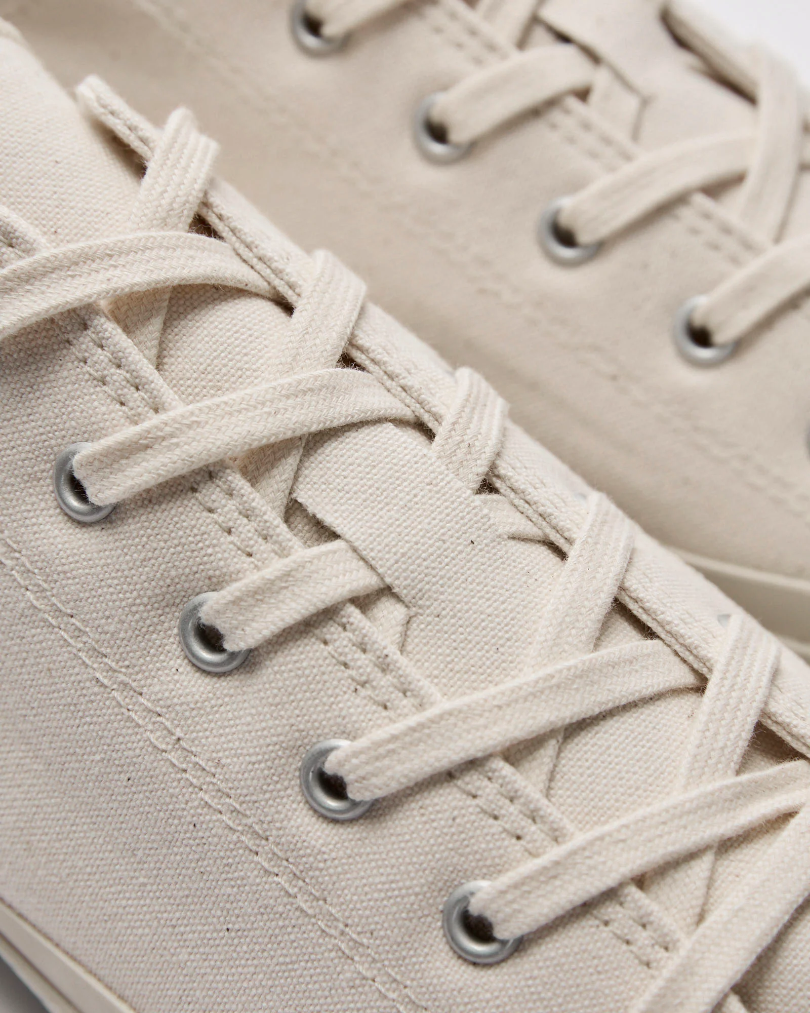01JP Low Top Sneaker in White - Image 8
