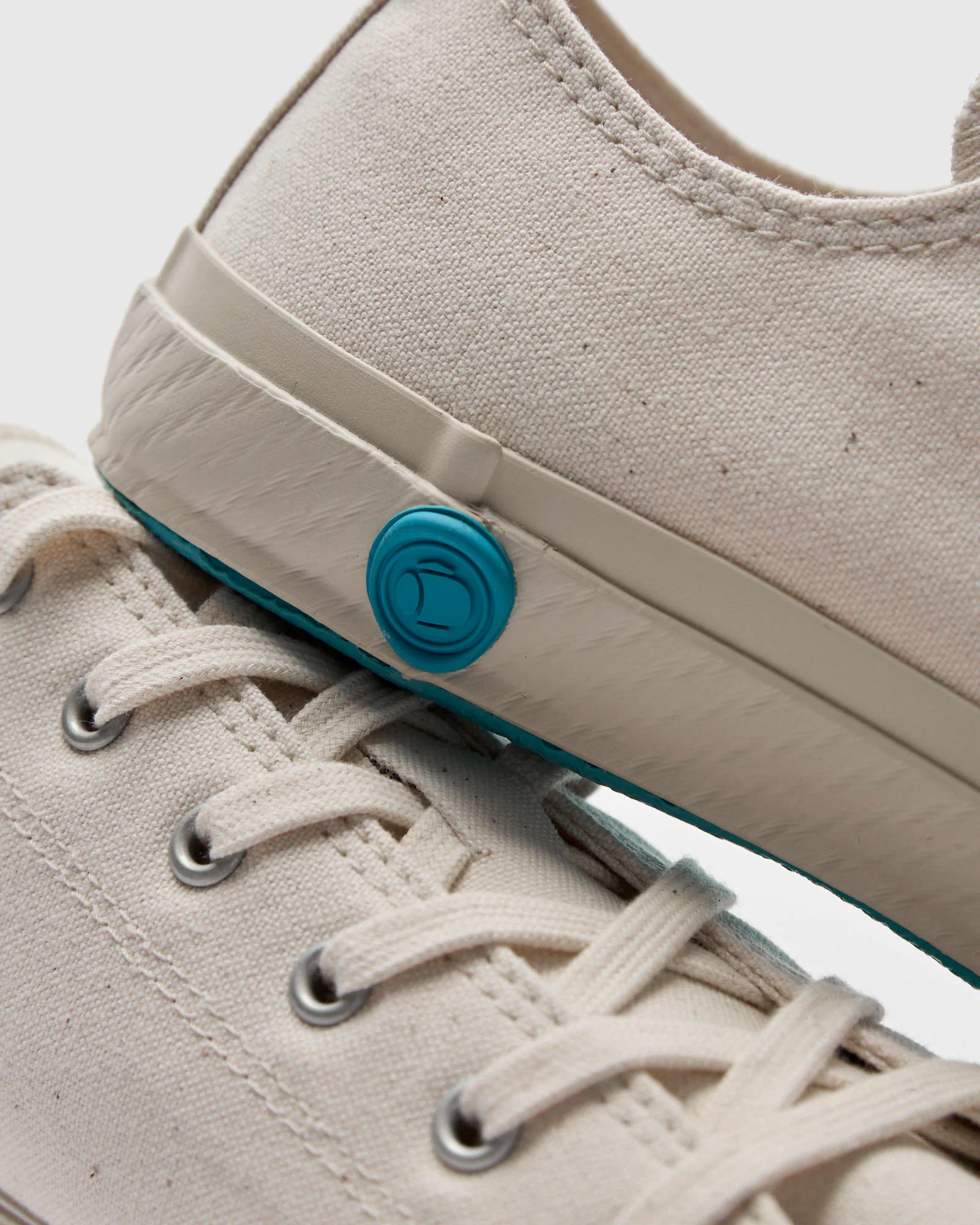 01JP Low Top Sneaker in White - Image 9