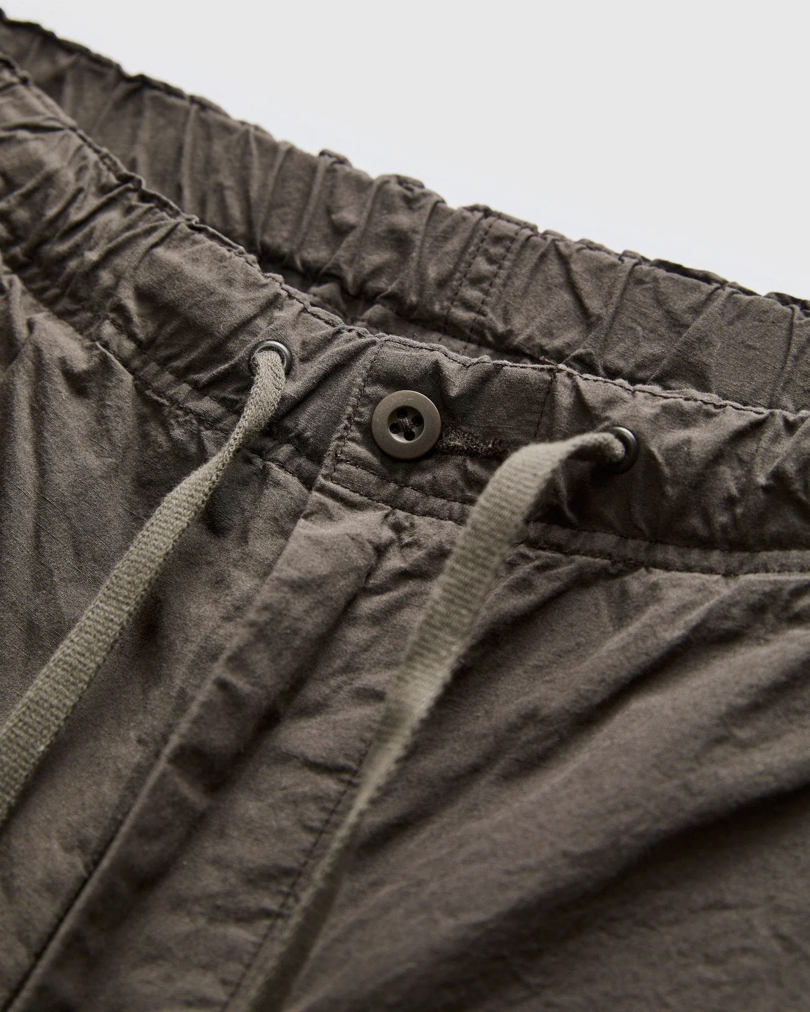 Cotton-Linen Wide Fit New Yorker Shorts in Charcoal Grey - Image 4