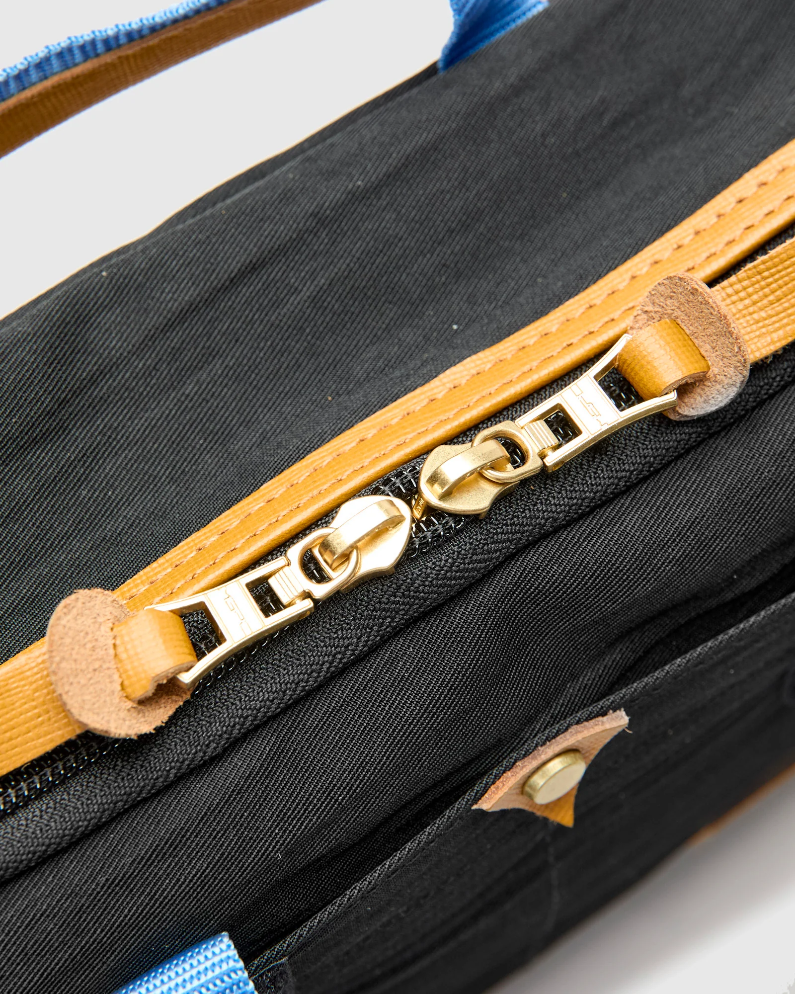 Link Shoulder Bag v2 in Black - Image 4
