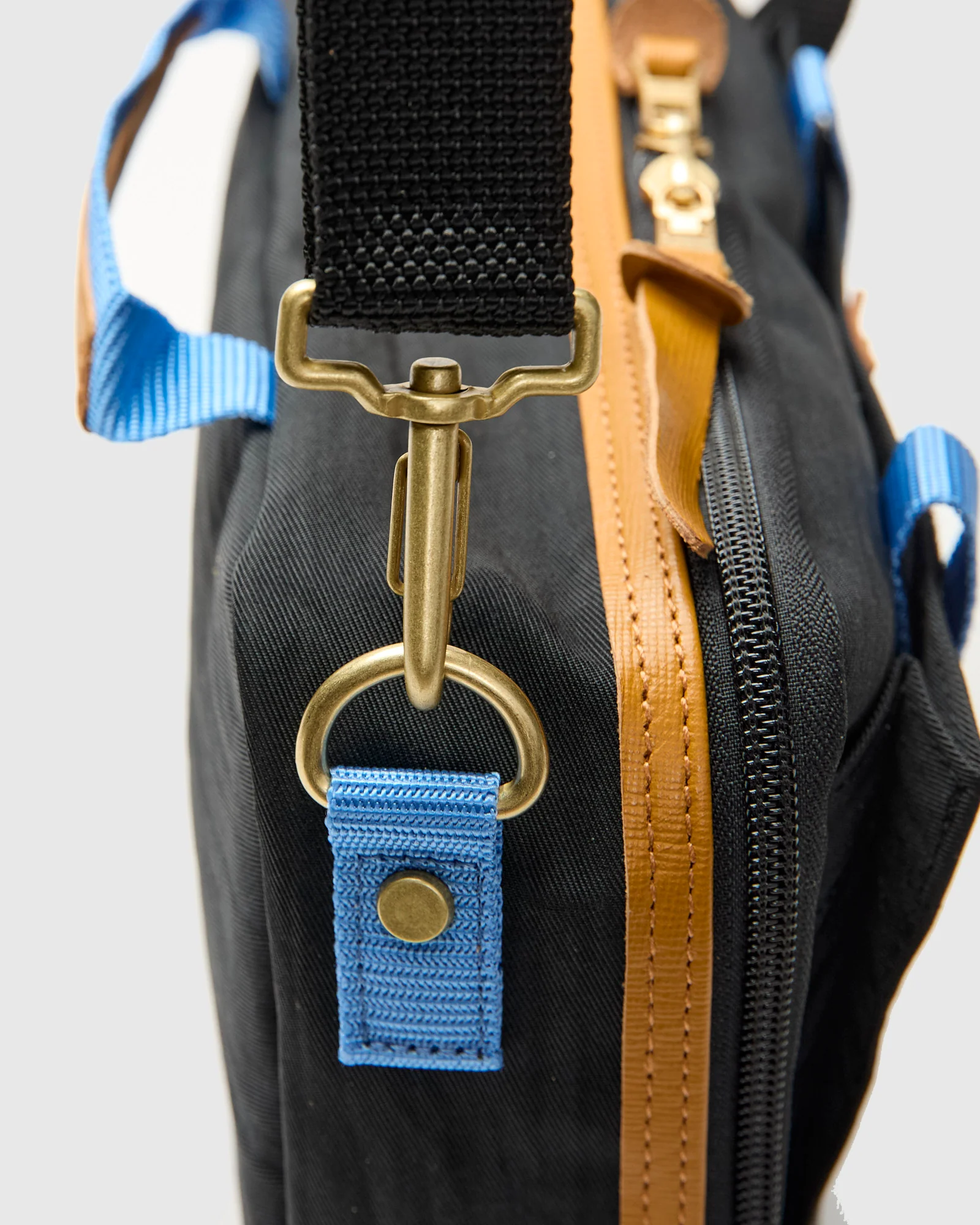 Link Shoulder Bag v2 in Black - Image 5